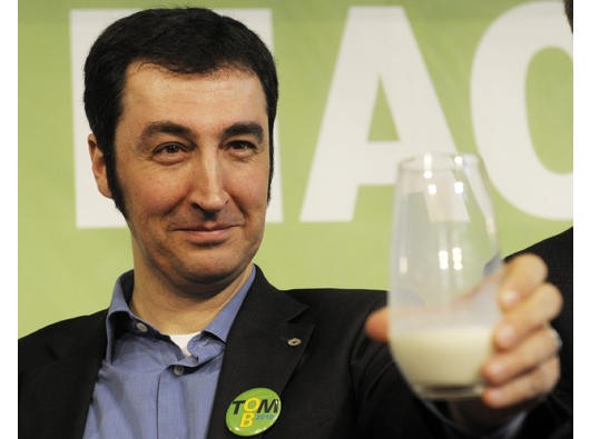 Ganz nebenbei führt er neue Sitten ein, zumindest für sich: Beim Politischen Aschermittwoch seiner Partei nimmt er ein Glas Milch zur Hand...