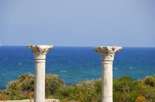 Salamis - Die geschichtlich relevante Insel. Schauplatz der historischen Seeschlacht von Salamis im persischen Krieg 480 vor Christus, besticht heute mit schicken Villen, einsamen Stränden und schöner Landschaft.