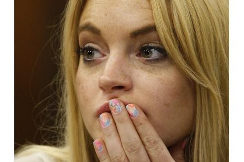 Zwar nicht auf den ersten Blick zu sehen, dennoch wenig subtil ist die Botschaft, die Linday Lohan Anfang Juni bei der Gerichtsverhandlung in Beverly Hills auf dem Mittelfinger trug: Fuck you stand dort gepinselt. Foto: AFP