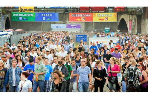 ..., dass sich die Massen in den Tunneln auf der Karl-Lehr-Straße massiv stauten und der Zuschauerstrom auch über die Rampe - der einzige Zugang zum Gelände - nicht mehr abfließen konnte. Die Folge: