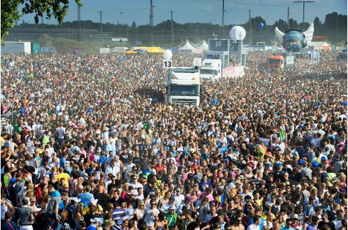 24. Juli 2010: Die Loveparade sollte eine friedliche und fröhliche Party werden. Doch aus dem Techno-Spektakel wurde in Duisburg ein Alptraum: 