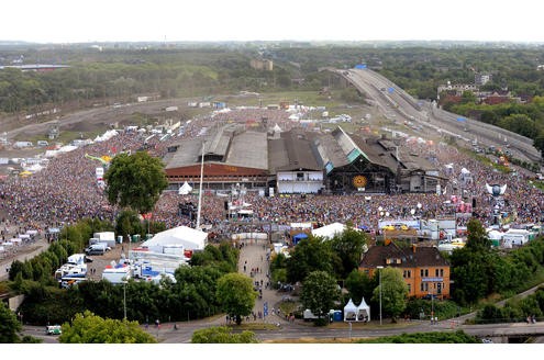 ... die Raver großflächiger auf das Veranstaltungsgelände anreisen zu lassen und bauliche Engpässe unbedingt zu vermeiden. Dieses Konzept sei wegen des weitaus größeren Personalaufwands von der Stadtverwaltung abgelehnt worden. Derweil mehren sich ...