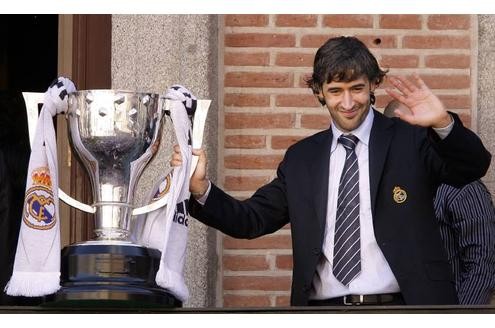Raúl bei der Meisterfeier auf dem Balkon des Madrider Rathauses.