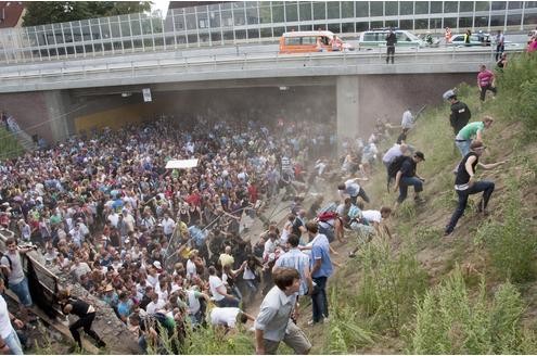 Erst als die Situation „außer Kontrolle“ geraten sei, habe der Veranstalter der Loveparade die Polizei in Duisburg um Hilfe gebeten. Die NRW-Ministerpräsidentin Hannelore Kraft (SPD) legt Oberbürgermeister Sauerland indirekt den Rücktritt nahe: