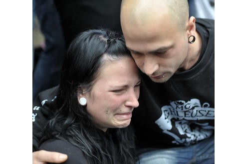 Yvonne Schroeder (links) und Dominique Pavone waren auf der Loveparade. Die junge Frau bricht während der Demonstration ...