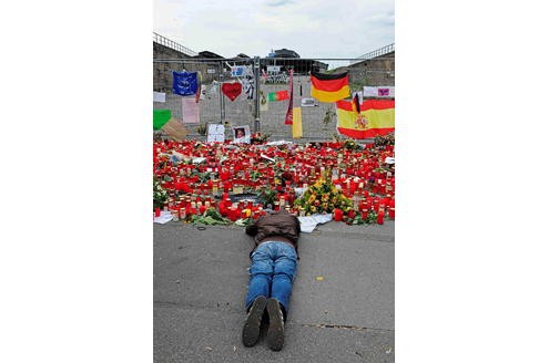 Der Erfinder der Loveparade, Dr. Motte besucht am 1. August die Unglücksstelle. Dabei legt er sich ...