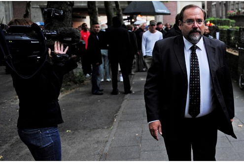 Ende Oktober: Mit einer gefälschten persönlichen Erklärung - auch an Medien - verbreiten Unbekannte in Duisburg am Wochenende, OB Adolf Sauerland sei zurückgetreten. Im Rathaus ist man verärgert - und will Anzeige stellen.