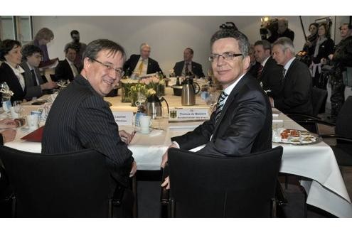 Armin Laschet mit Bundesinnenminister Thomas de Maiziere im März 2010 bei der Konferenz für Integration in Düsseldorf.