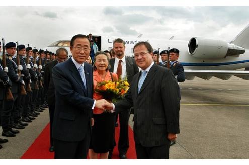 Als Europa-Abgeordneter engagierte er sich in Außen- und Sicherheitspolitik, internationaler Zusammenarbeit sowie in der Haushaltspolitik. Im Jahr 2000 wurde Laschet Vorstandsmitglied der Europäischen Volkspartei. Auf diesem Bild steht Laschet neben UN-Generalsekretär Ban Ki-Moon.