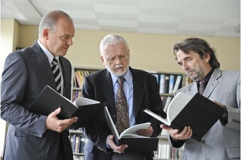 Am gleichen Tag werden Kondolenzbücher aus dem Rathaus und dem Tunnel an der Karl-Lehr-Straße an die Stadt übergeben. Die Bücher werden ab sofort im Duisburger Stadtarchiv aufbewahrt.