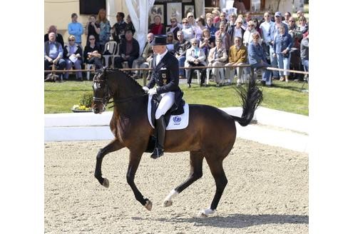 Noch im gleichen Jahr winkte die Teilnahme an den Olympischen Spielen. Die Generalprobe in Aachen ging schief, Bundestrainer Schmezer setzte in Honj Kong doch lieber auf Erfahrung.