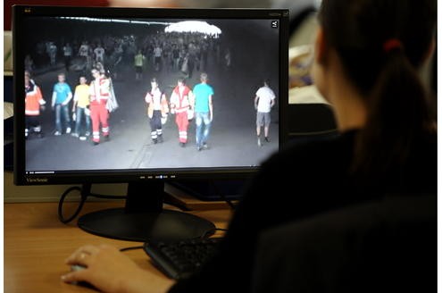 Die Überwachungsfilme sind seit Wochen im Umlauf, nachdem sie von Schallers Büro in Medien lanciert wurden. Sie verraten nichts über die Befehlsketten und das Hilfeersuchen des Veranstalters an die Polizei.