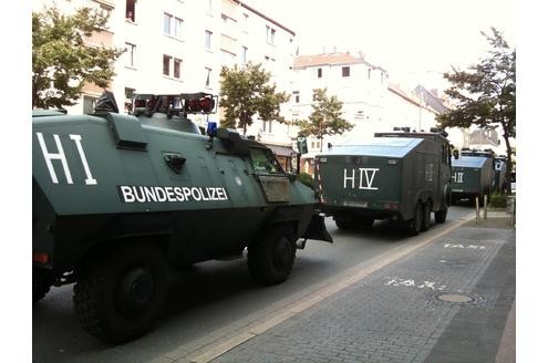 Polizeifahrzeuge an der Malinckrodtstraße in Dortmund.