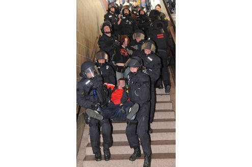 Polizeieinsatz bei einer der zahlreichen Gegendemonstrationen. Foto: Franz Luthe