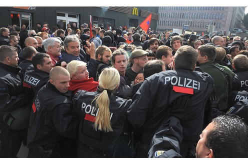 Polizeieinsatz bei einer der zahlreichen Gegendemonstrationen. Foto: Franz Luthe