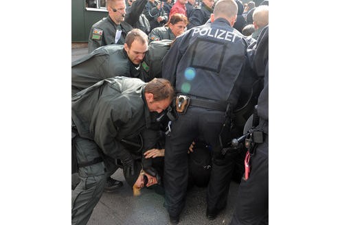 Polizeieinsatz bei einer der zahlreichen Gegendemonstrationen. Foto: Franz Luthe