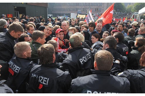 Polizeieinsatz bei einer der zahlreichen Gegendemonstrationen. Foto: Franz Luthe