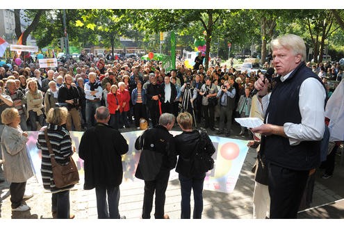 Gegendemonstration am Nordmarkt. Unter anderem mit Grünen-Chefin Claudia Roth und Dortmunds OB Ullrich Sierau.