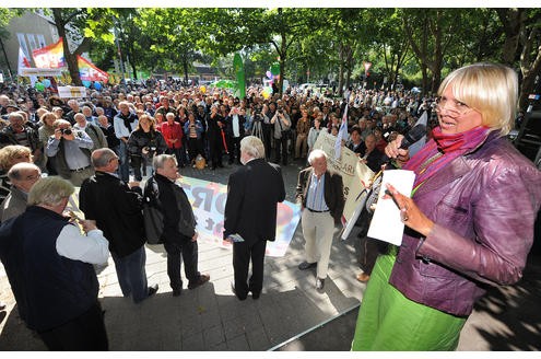 Gegendemonstration am Nordmarkt. Unter anderem mit Grünen-Chefin Claudia Roth und Dortmunds OB Ullrich Sierau.