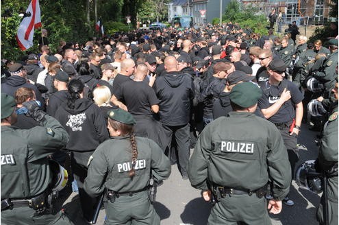 Polizeieinsatz bei der Demonstration der Neo-Nazis. Foto: Franz Luthe