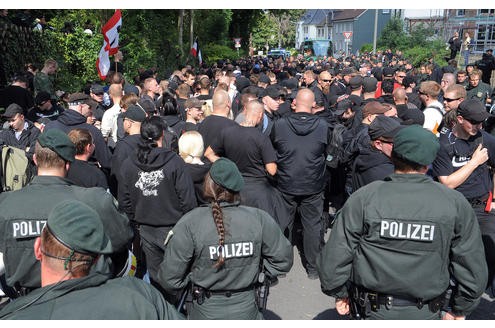 Polizeieinsatz bei der Demonstration der Neo-Nazis. Foto: Franz Luthe