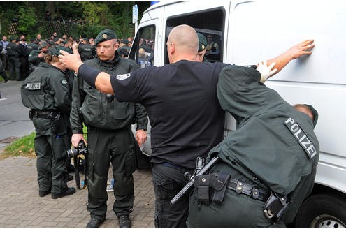 Polizeieinsatz bei der Demonstration der Neo-Nazis. Foto: Franz Luthe