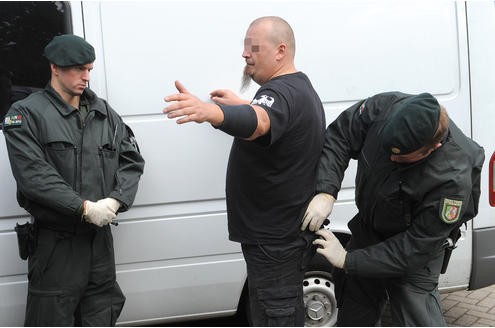 Polizeieinsatz bei der Demonstration der Neo-Nazis. Foto: Franz Luthe