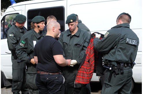 Polizeieinsatz bei der Demonstration der Neo-Nazis. Foto: Franz Luthe