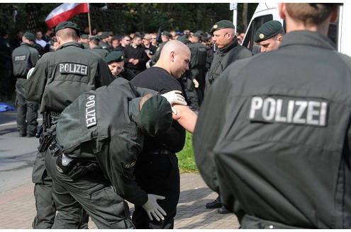 Polizeieinsatz bei der Demonstration der Neo-Nazis. Foto: Franz Luthe