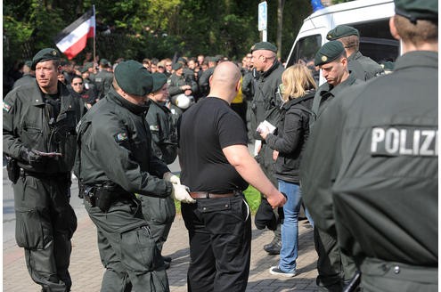 Polizeieinsatz bei der Demonstration der Neo-Nazis. Foto: Franz Luthe