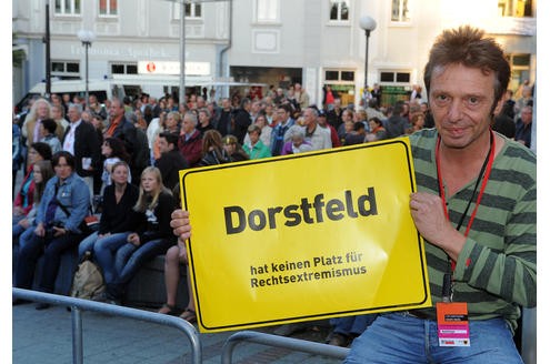 Sänger Purple Schulz stellte sich für ein Foto mit dem Protestplakat von Dorstfeld zur Verfügung.