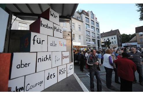 Friedensfest der Gegendemonstration auf dem Wilhelmsplatz in Dorstfeld.