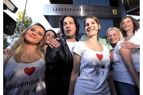 Der Prozess wird zum medialen Großereignis. Vor dem Gerichtssaal posiert Entertainer Oliver Pocher als Kachelmann verkleidet. Neben ihm tragen Mädchen T-Shirts mit der Aufschrift Lausemädchen. So soll Kachelmann eine seiner zahlreichen Geliebten bezeichnet haben.