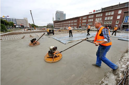 Mitte September 2010 brachten Bauarbeiter eine erste Betonschicht auf den Tunnel-Deckel.