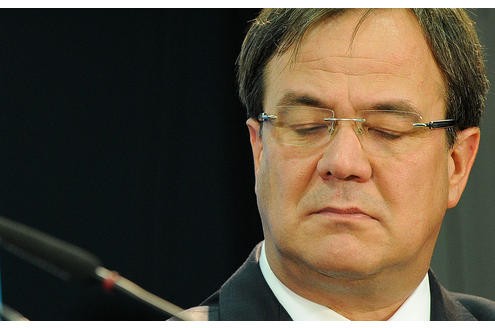 Am 31. Oktober 2010 steht fest: Gut jedes zweite CDU-Mitglied hat sich gegen Armin Laschet entschieden. Norbert Röttgen wird der neue Vorsitzende der CDU in Nordrhein-Westfalen. Laschet ist sichtlich enttäuscht.