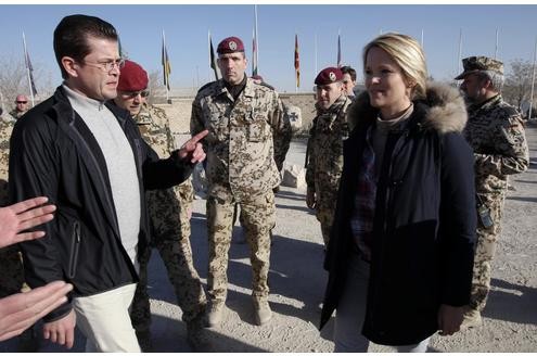 Bundesverteidigungsminister Karl-Theodor zu Guttenberg (CSU) und seine Ehefrau Stephanie in Afghanistan.