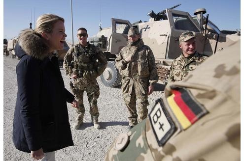 Bundesverteidigungsminister Karl-Theodor zu Guttenberg (CSU) und seine Ehefrau Stephanie in Afghanistan.