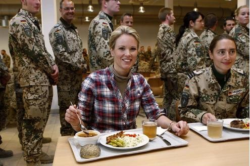 Bundesverteidigungsminister Karl-Theodor zu Guttenberg (CSU) und seine Ehefrau Stephanie in Afghanistan.