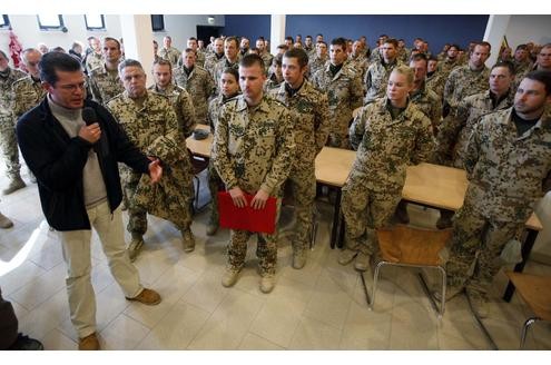 Bundesverteidigungsminister Karl-Theodor zu Guttenberg (CSU) und seine Ehefrau Stephanie in Afghanistan.