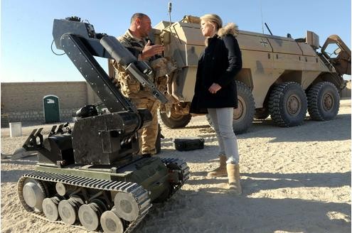 Bundesverteidigungsminister Karl-Theodor zu Guttenberg (CSU) und seine Ehefrau Stephanie in Afghanistan.