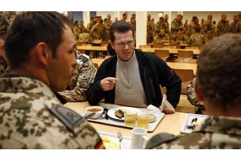 Bundesverteidigungsminister Karl-Theodor zu Guttenberg (CSU) und seine Ehefrau Stephanie in Afghanistan.