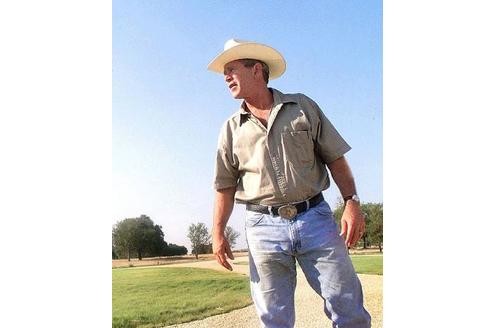 Die gebremste Version dieser Inszenierung: George W. Bush, der auf seiner Ranch in Texas vor der Presse den Cowboy gibt. Alles für die gewünschten Bilder.