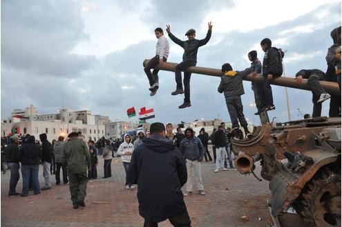 Kinder spielen auf einem der T 52-Panzer an der Corniche von Benghazi vor dem Gebäude des Gerichtshofes, der Zentrale der Aufständischen. Benghazi ist die letzte Hochburg  der Gaddafi-Gegner.