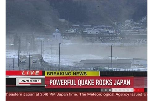 ...Grau in Grau: Die Wasserfront in der japanischen Stadt Kamaishi. Das Bild wurde von einem Video abfotografiert. Es gab Brände, zahlreiche Verletzte und eine Tsunami-Warnung der höchsten Stufe für die gesamte Küste...