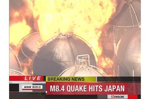 ...ein brennender Gas-Speicher in der japanischen Stadt Chiba. Das Erdbeben der Stärke 8,9 hat auch zahlreiche Industrie-Anlagen in Mitleidenschaft gezogen...