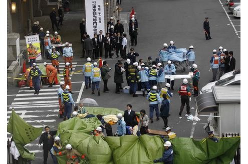 ...überall in Tokio kümmern sich Rettungskräfte um Verletzte und verängstigte Menschen...