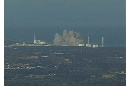 Tag eins nach dem Beben: Im Video von NTV Japan sieht man Rauch aufsteigen vom Reaktor Fukushima Daiichi. Nach einer Explosion am Reaktor befürchten Experten ....