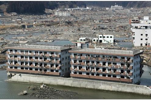 Wie Skelette stehen die Reste dieser Wohnblöcke in Minamisanriku inmitten von Trümmern und Unrat. Auf den Schulhof einer...