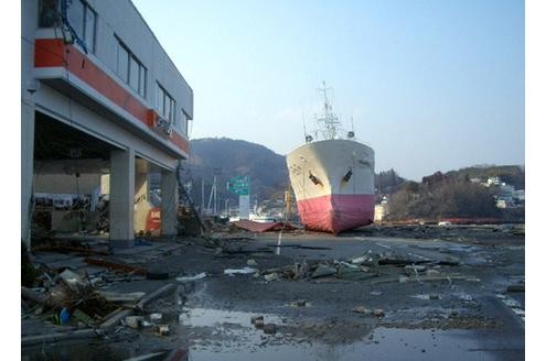 Welche Kraft das Wasser hatte, zeigt das Bild aus der Stadt Kesennuma: Das Schiff der Tunfischfänger wurde in den Stadt gespült.