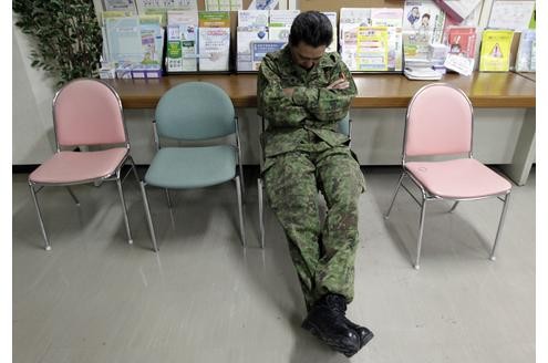 Bis zur Erschöpfung arbeiten die japanischen Rettungskräfte.  Die Pause in der Zentrale in Fukushima dürfte für diesen Mann nur kurz gewesen sein.